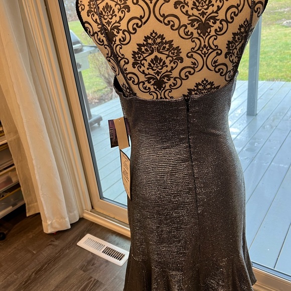 NWT. Spaghetti straps party dress. Sparkly, metallic material - Picture 3 of 7